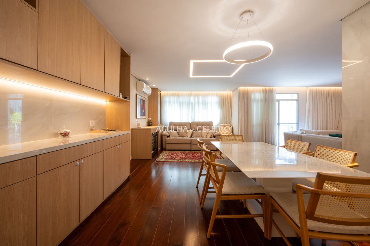 Apartamento recém reformado com planta singular à venda em Moema – 18412