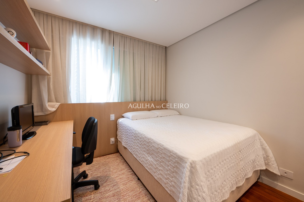 Apartamento recém reformado com planta singular à venda em Moema – 18412