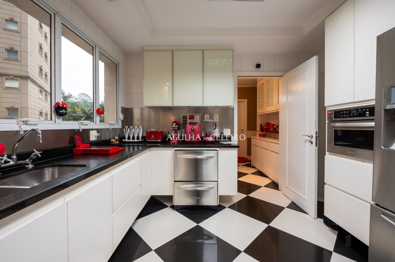 Um clássico de sofisticação com uma vista deslumbrante para a copa das árvores. – 18593