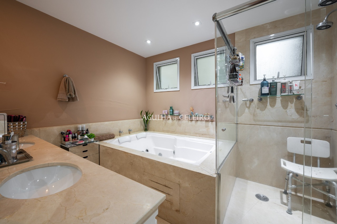 Um clássico de sofisticação com uma vista deslumbrante para a copa das árvores. – 18593