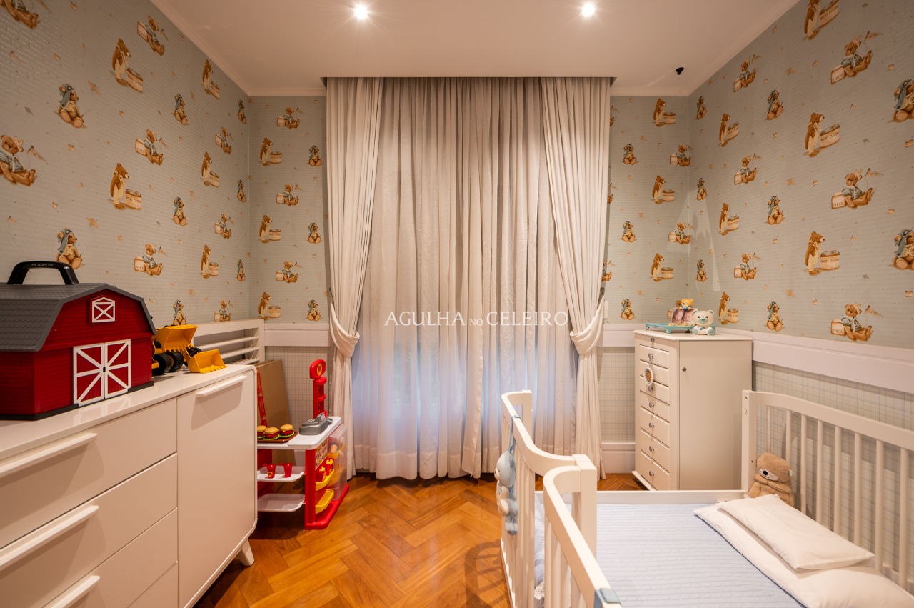 Um clássico de sofisticação com uma vista deslumbrante para a copa das árvores. – 18593