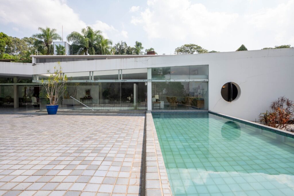 Casa espetacular e atemporal, com projeto dos anos 90 do visionário arquiteto Sergio Bernardes – 18639