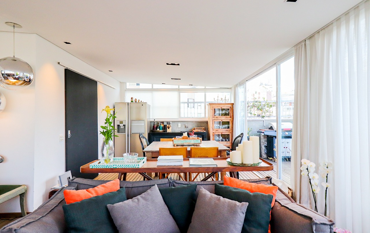 Cobertura charmosa, com área externa de tirar o fôlego e ambientes integrados, em Pinheiros. – CO0372