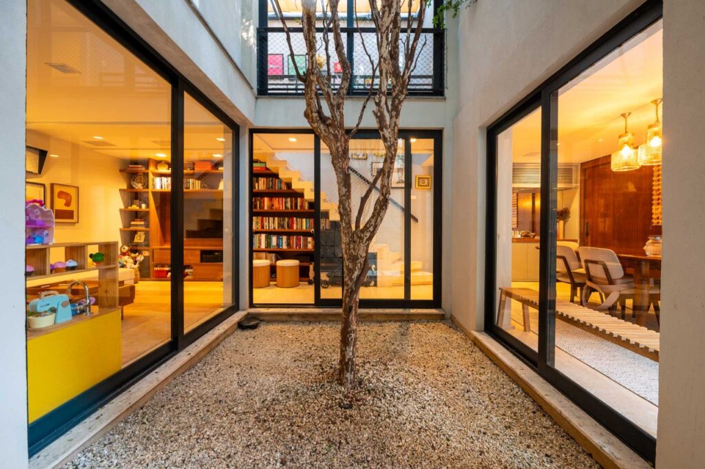 Uma casa de vila com alma, estilo e uma jabuticabeira no centro á venda na Vila Olímpia – 17833