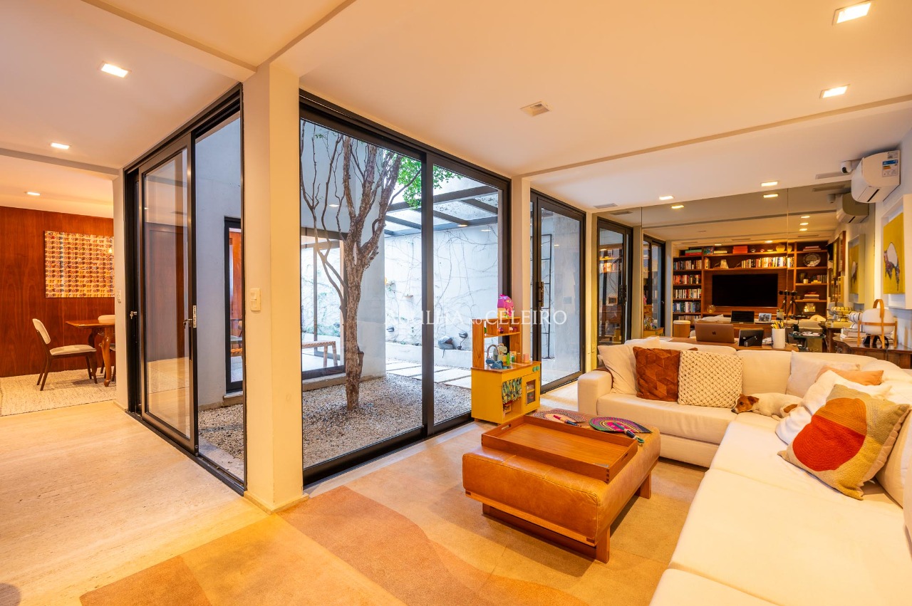 Uma casa de vila com alma, estilo e uma jabuticabeira no centro á venda na Vila Olímpia – 17833