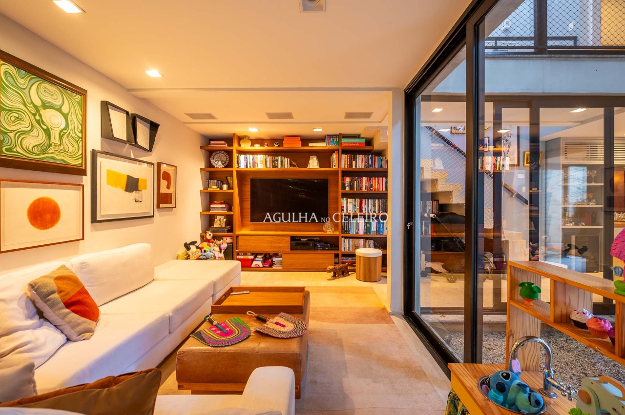 Uma casa de vila com alma, estilo e uma jabuticabeira no centro á venda na Vila Olímpia – 17833