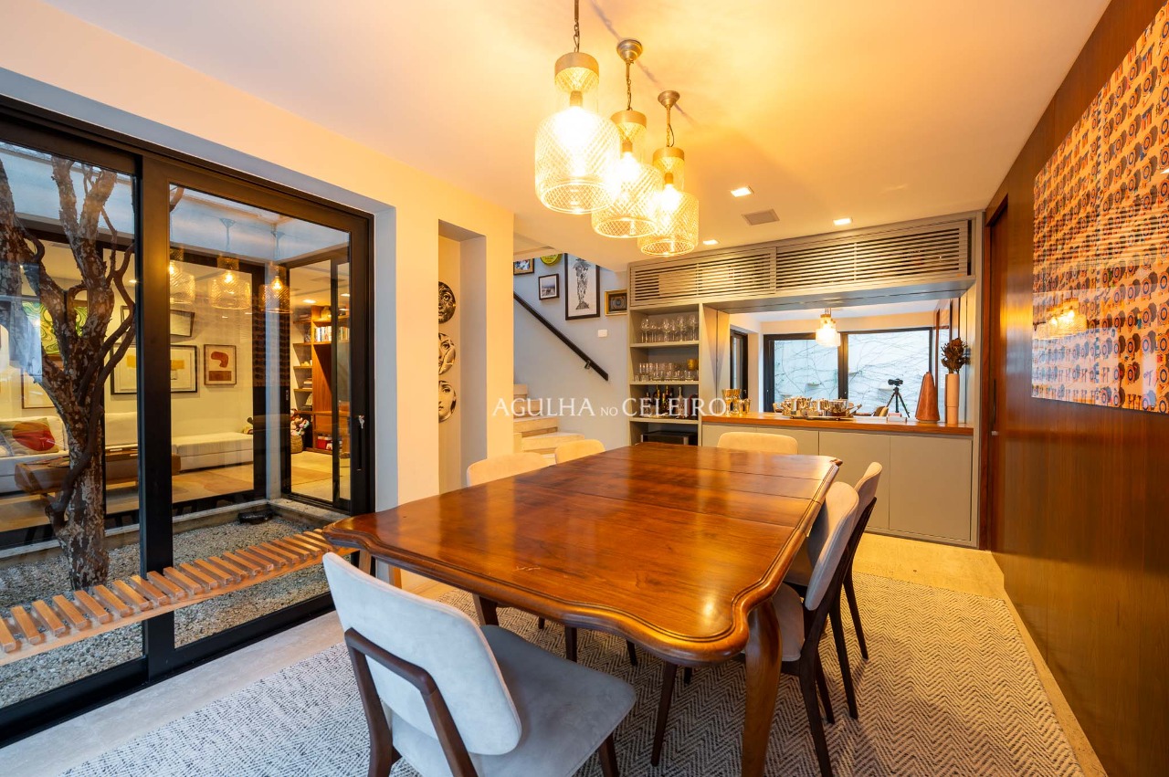 Uma casa de vila com alma, estilo e uma jabuticabeira no centro á venda na Vila Olímpia – 17833