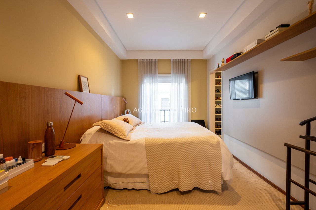 Uma casa de vila com alma, estilo e uma jabuticabeira no centro á venda na Vila Olímpia – 17833