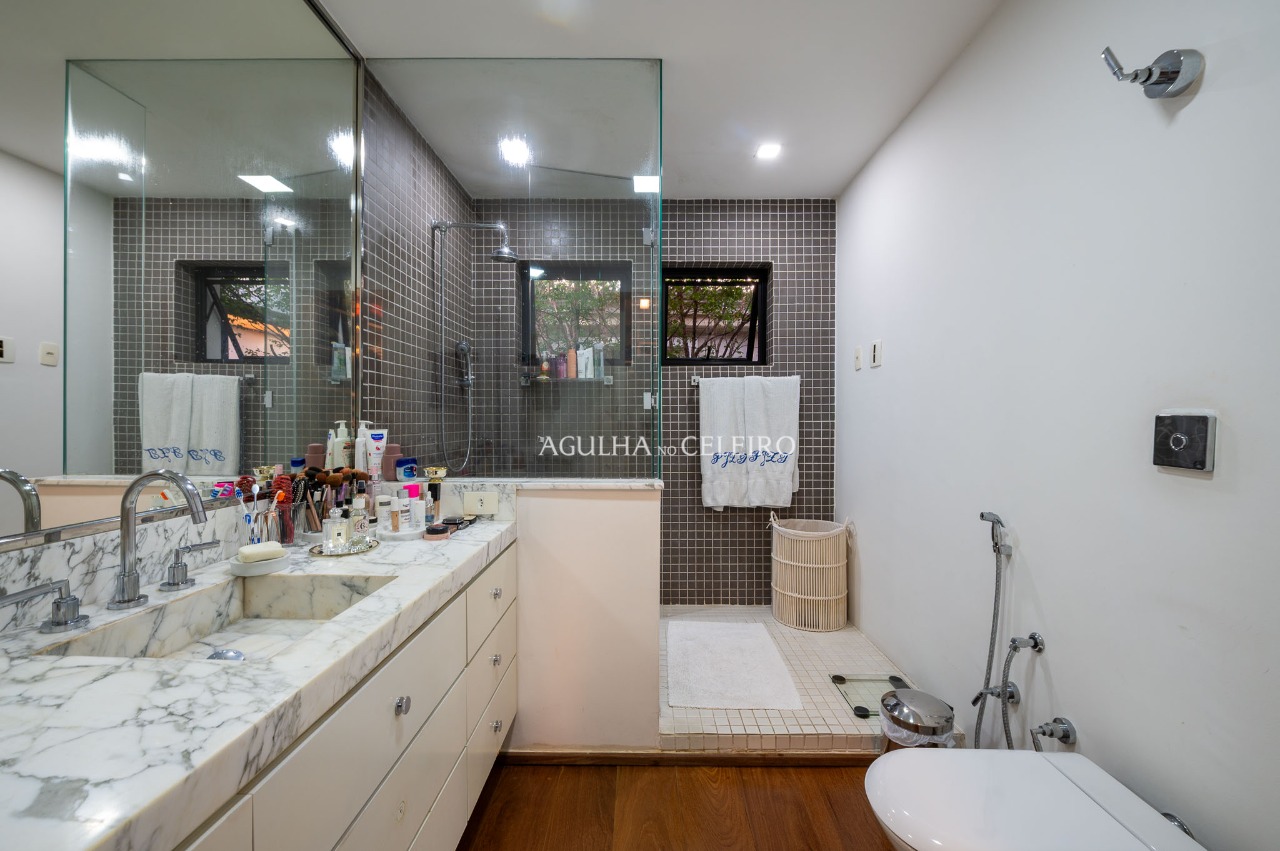 Uma casa de vila com alma, estilo e uma jabuticabeira no centro á venda na Vila Olímpia – 17833