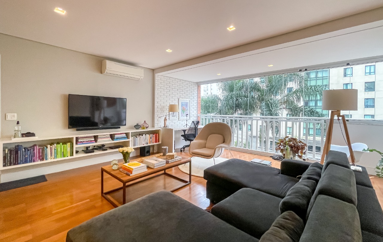 Apartamento reformado, com marcenaria impecável e ambientes iluminados, no Jardim Paulista. – 19921