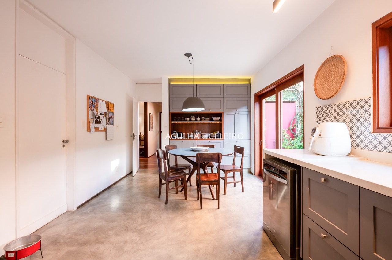 casa-espacosa-e-cheia-de-charme-a-venda-na-vila-madalena-19331-7