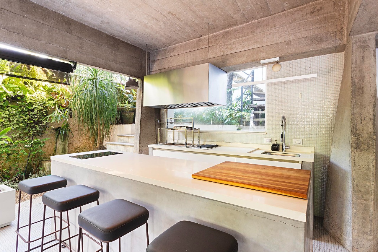 Arquitetura modernista integrada à natureza com ambientes amplos para receber bem. – 19767