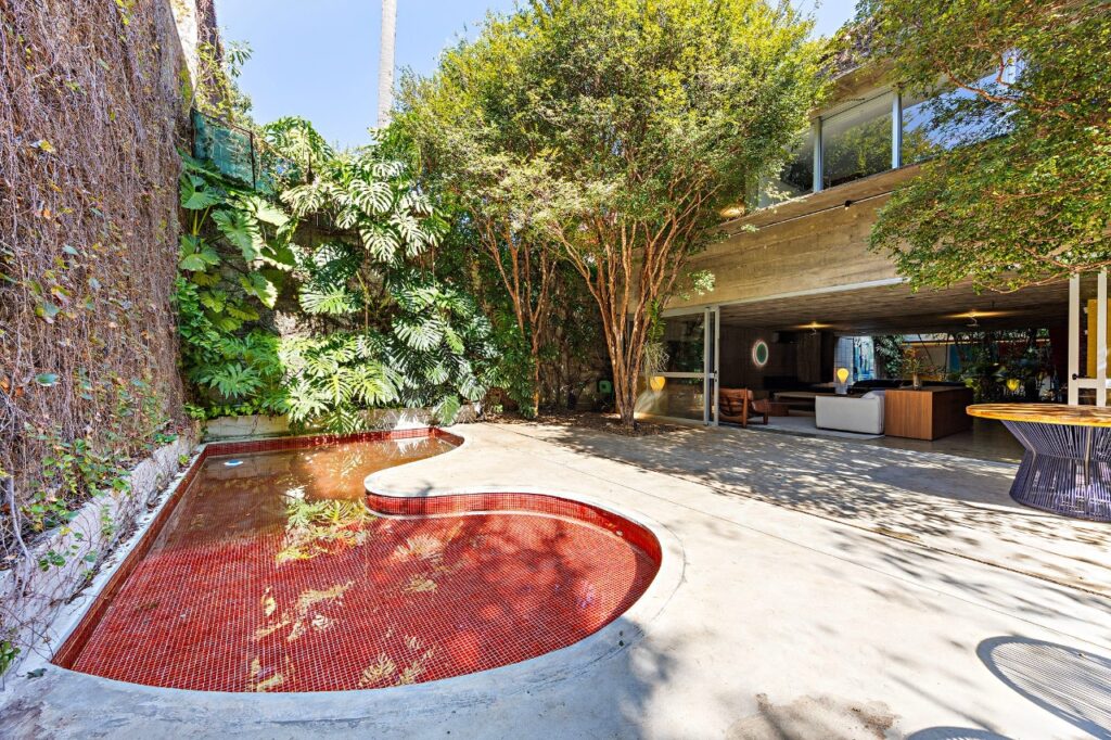 Residência com assinatura de Ruy e Rodrigo Ohtake em rua tranquila com paisagismo de Burle Marx – CA0130