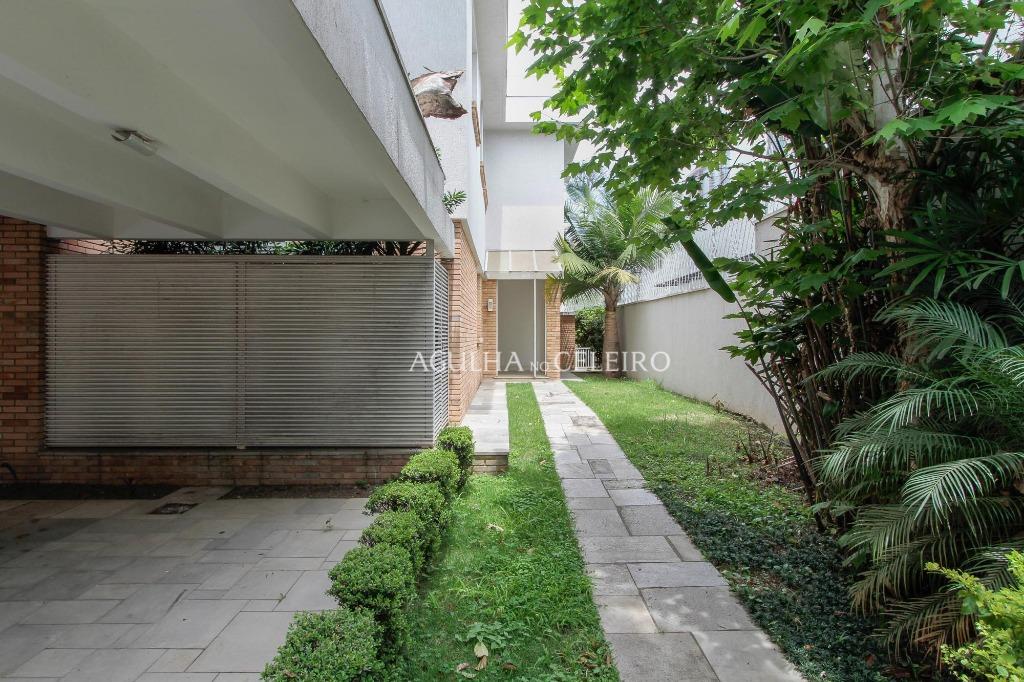 Casa linda e com muito espaço à venda no Alto de Pinheiros. – CA0246