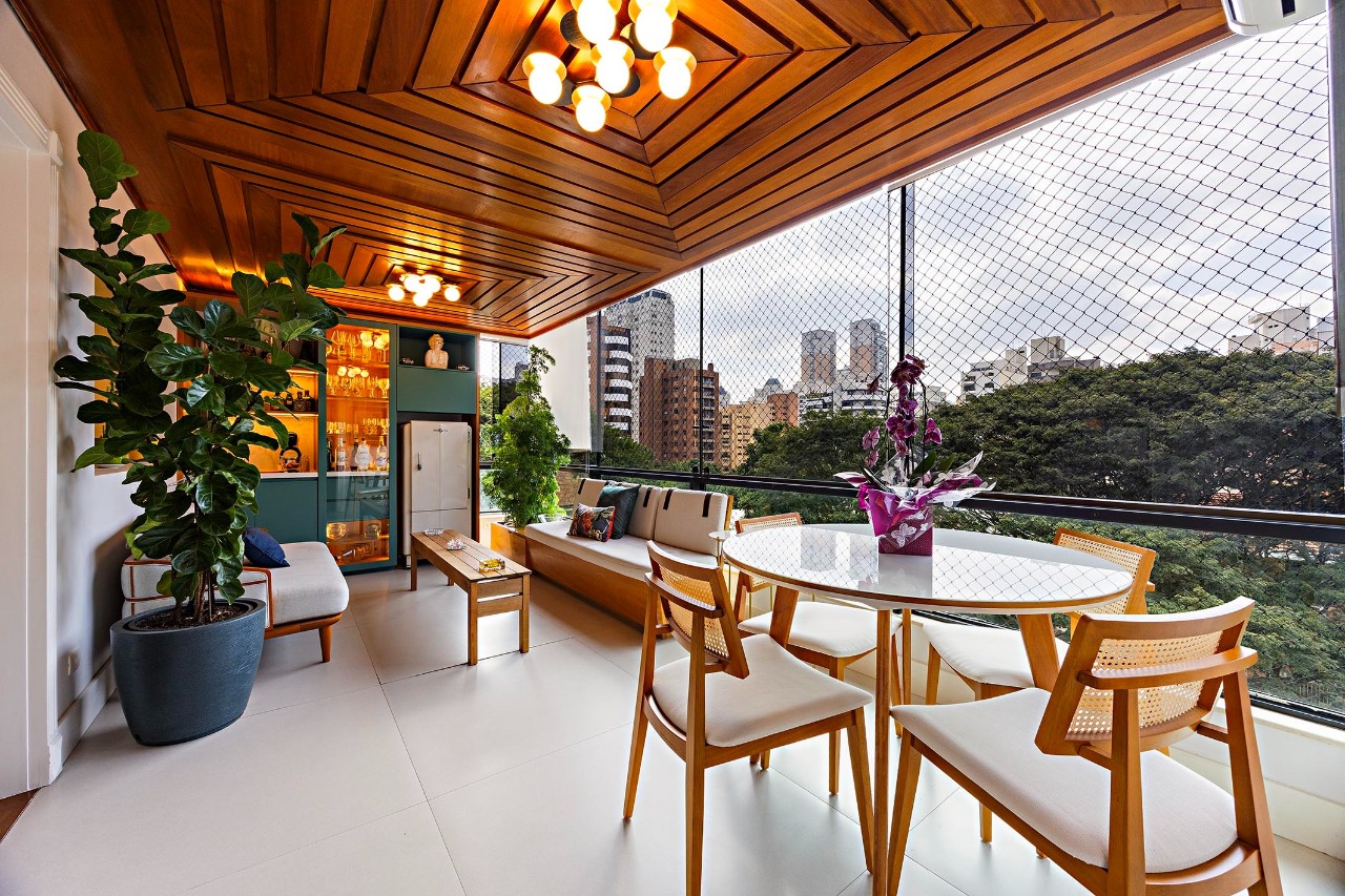 Apartamento com varanda e três suítes em rua tranquila de Moema Pássaros – 20341