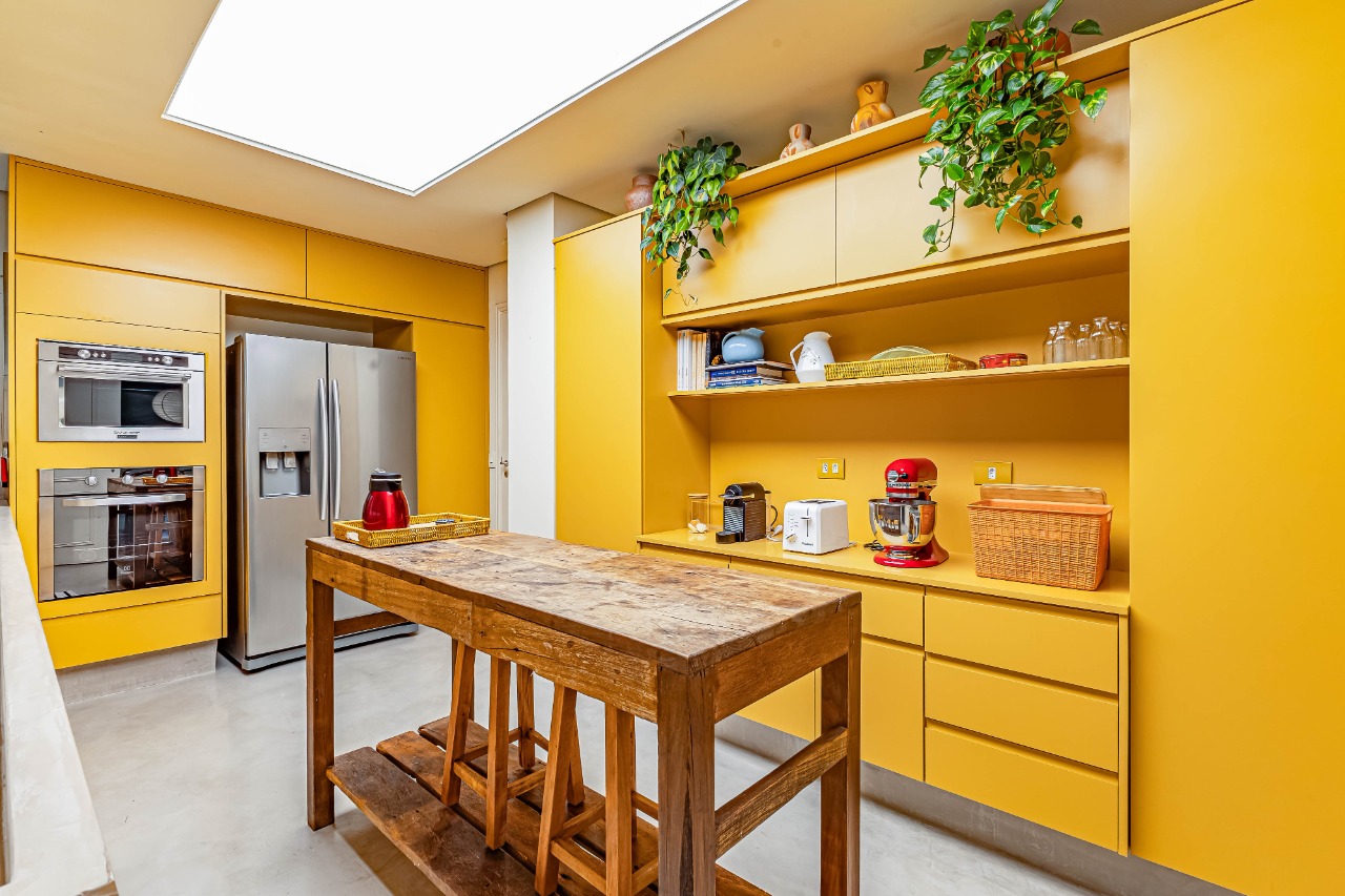 Apartamento reformado, com janelões, luz natural e localização prática, no melhor do Itaim Bibi. – AP6523