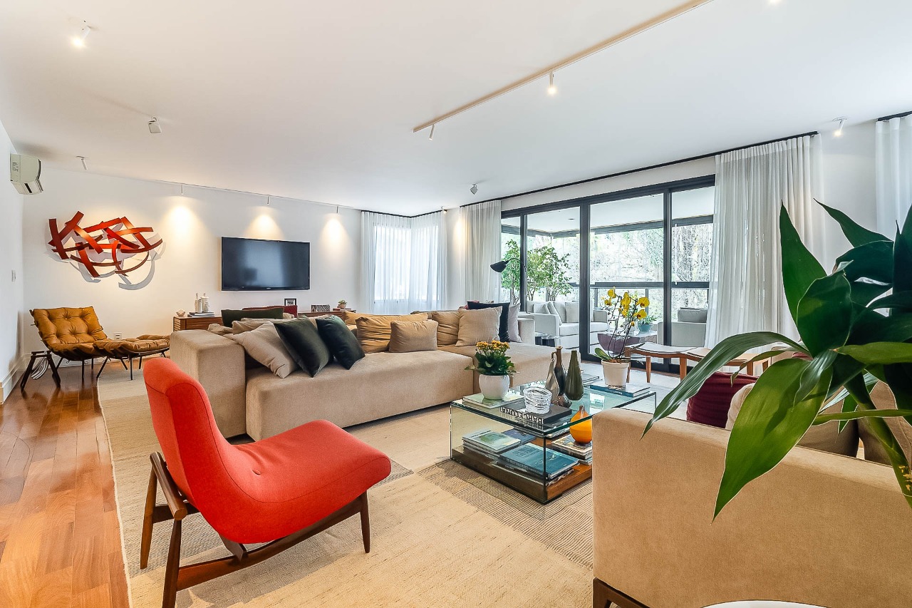Apartamento amplo, reformado e com varanda entre as copas, no melhor do Alto de Pinheiros. – 20411