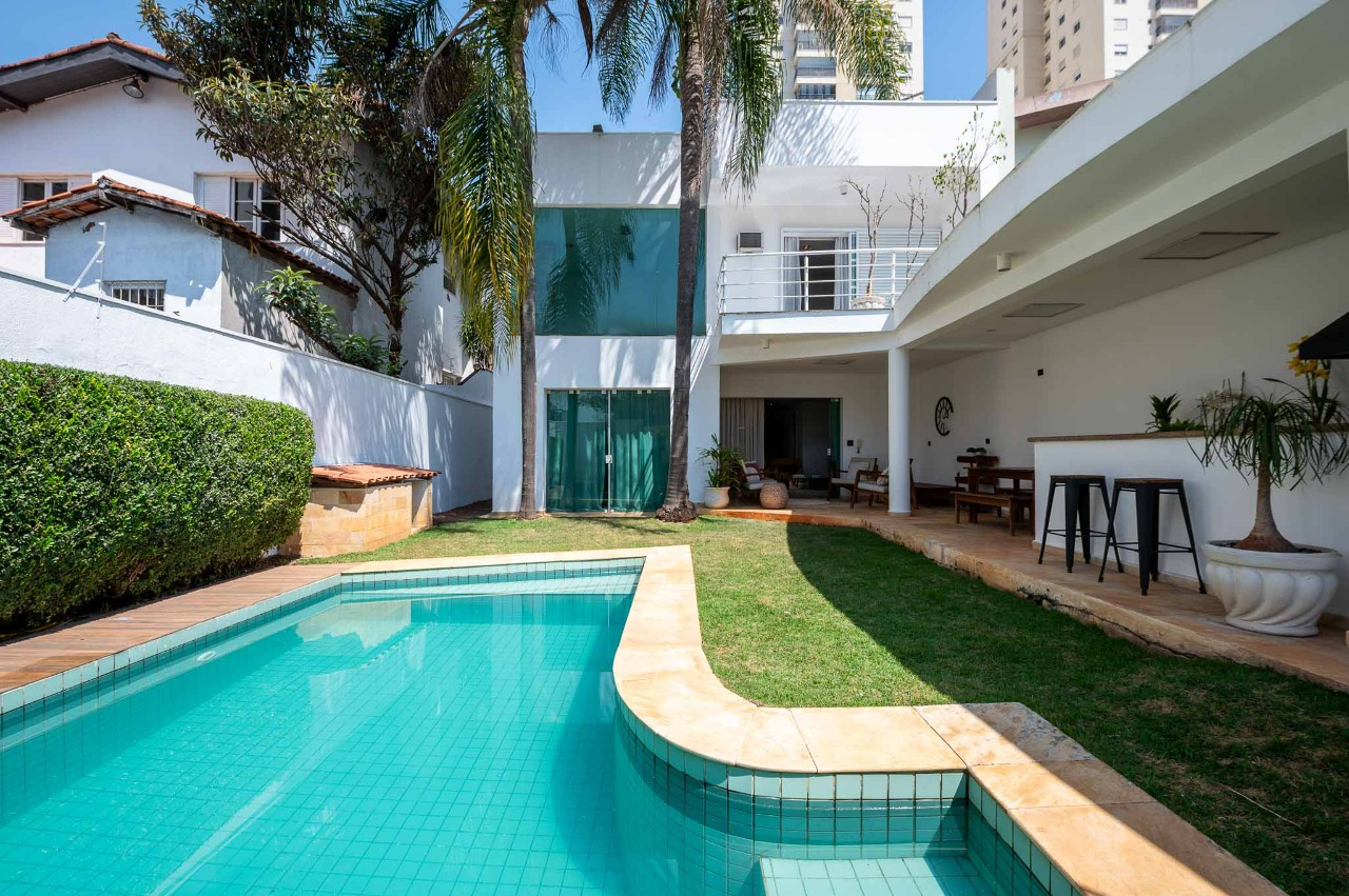 Casa moderna, pé-direito alto e ambientes espaçosos á venda no Campo Belo. – 20334