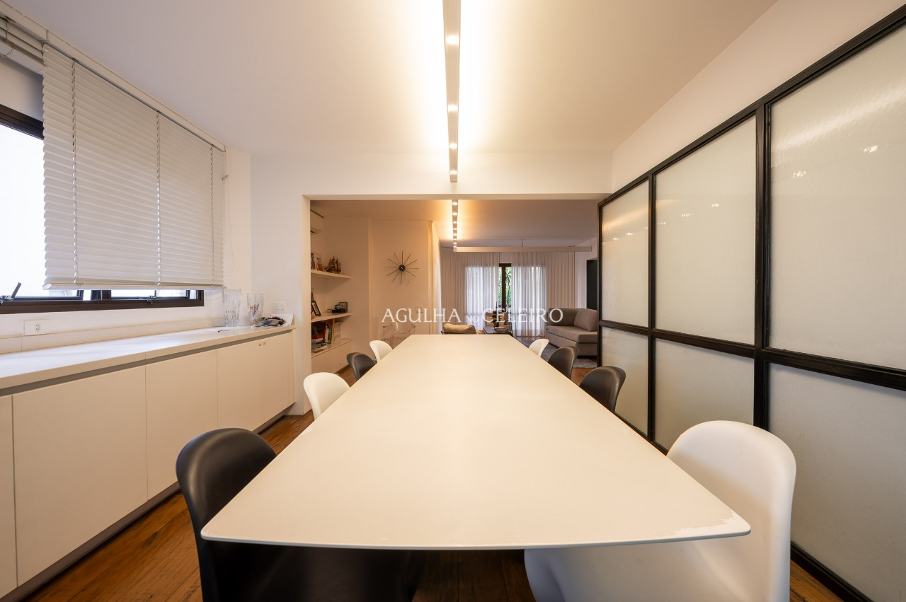 Apartamento com reforma impecável à venda em Moema. – 18955