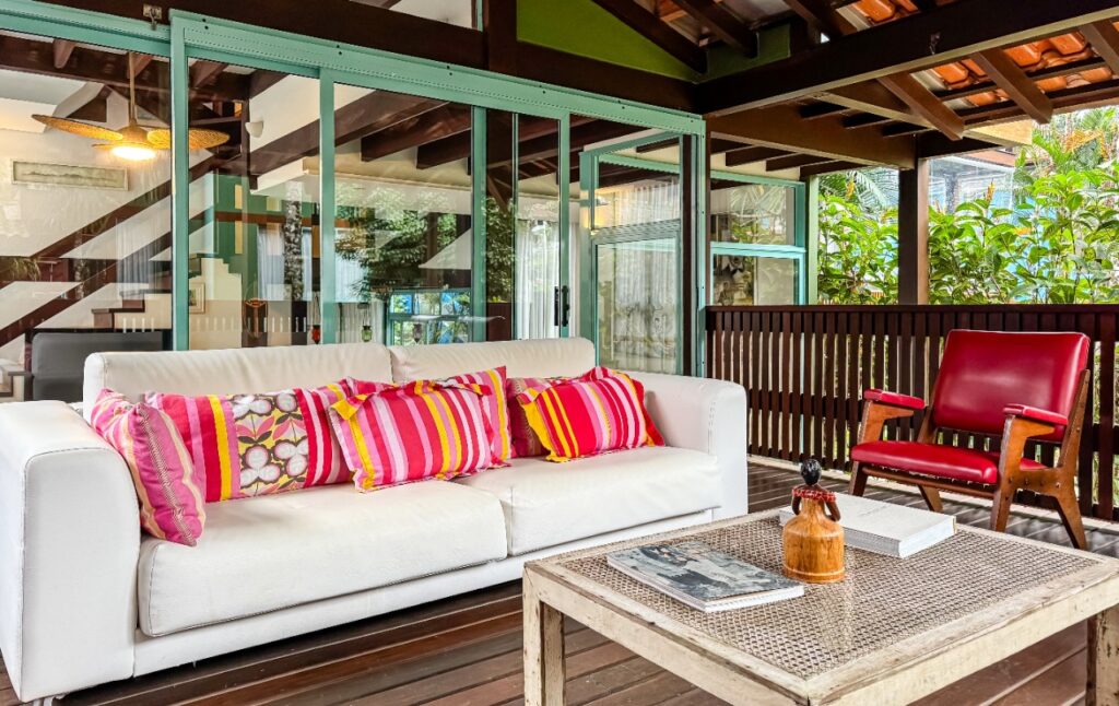 Casa de praia com lareira, varanda e deck com churrasqueira, a poucos passos da areia, em Camburi. – 20537