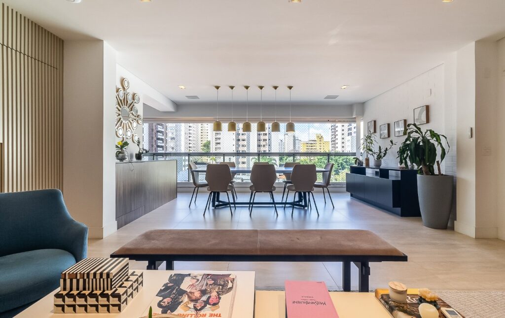 Apartamento pronto para chegar com mala, varanda integrada e projeto lindíssimo, em Moema. – 20557