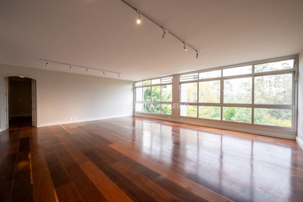 Apartamento recém reformado na frente do Parque do Povo. – 9068