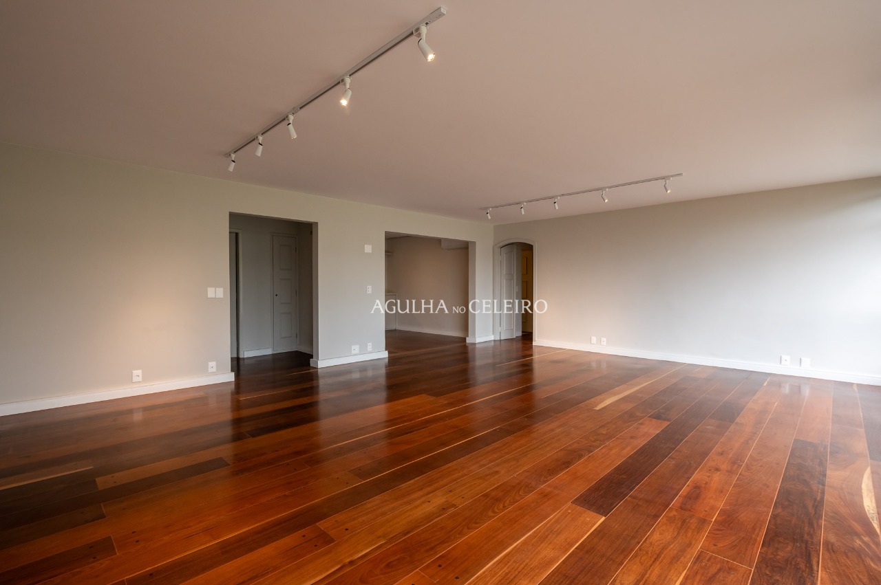 Apartamento recém reformado na frente do Parque do Povo. – 9068