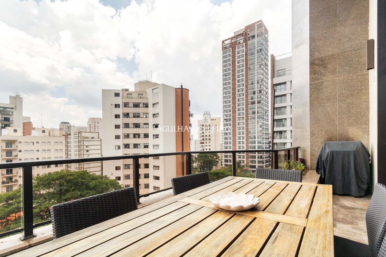 Apê moderno com área externa e ampla metragem à venda em Moema – 12636