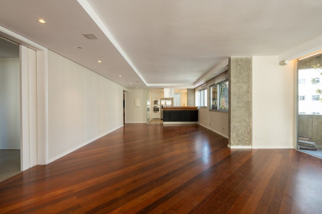 Apartamento localizado em condomínio projetado por Ruy Othake para locação. – 20556