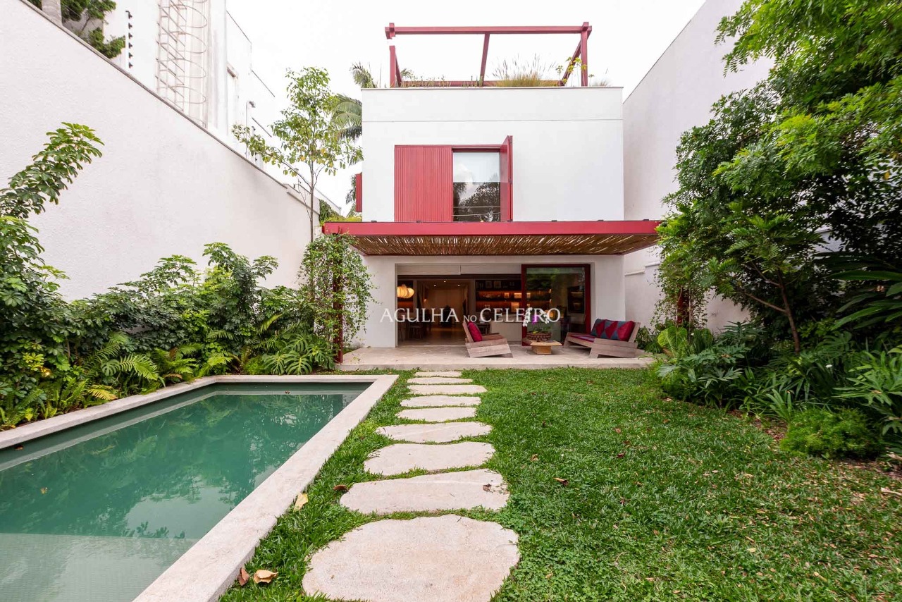 Casa localizada em praça por Felipe Hess. – 20665