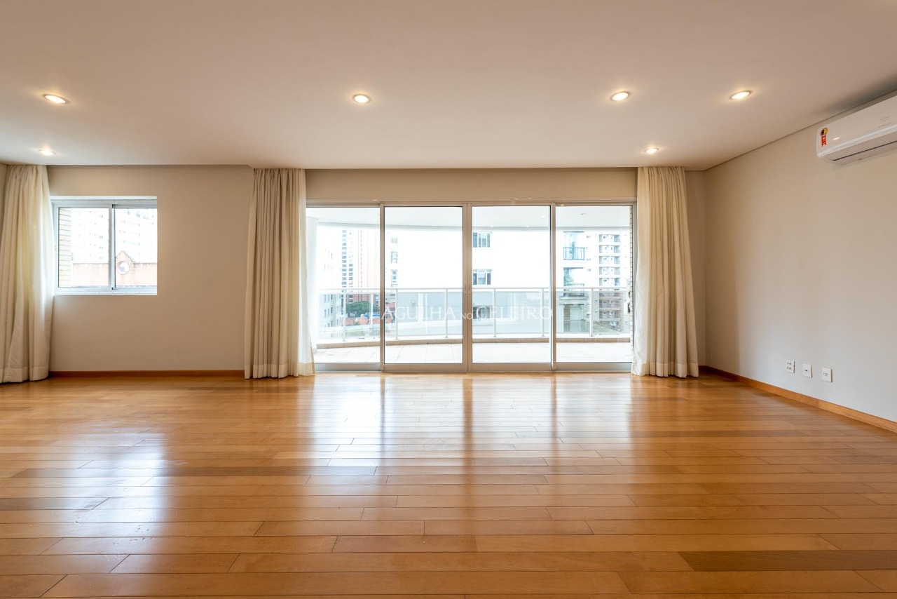 Pertinho da Praça Pereira Coutinho e Parque Ibirapuera no coração da Vila Nova Conceição. – 8824