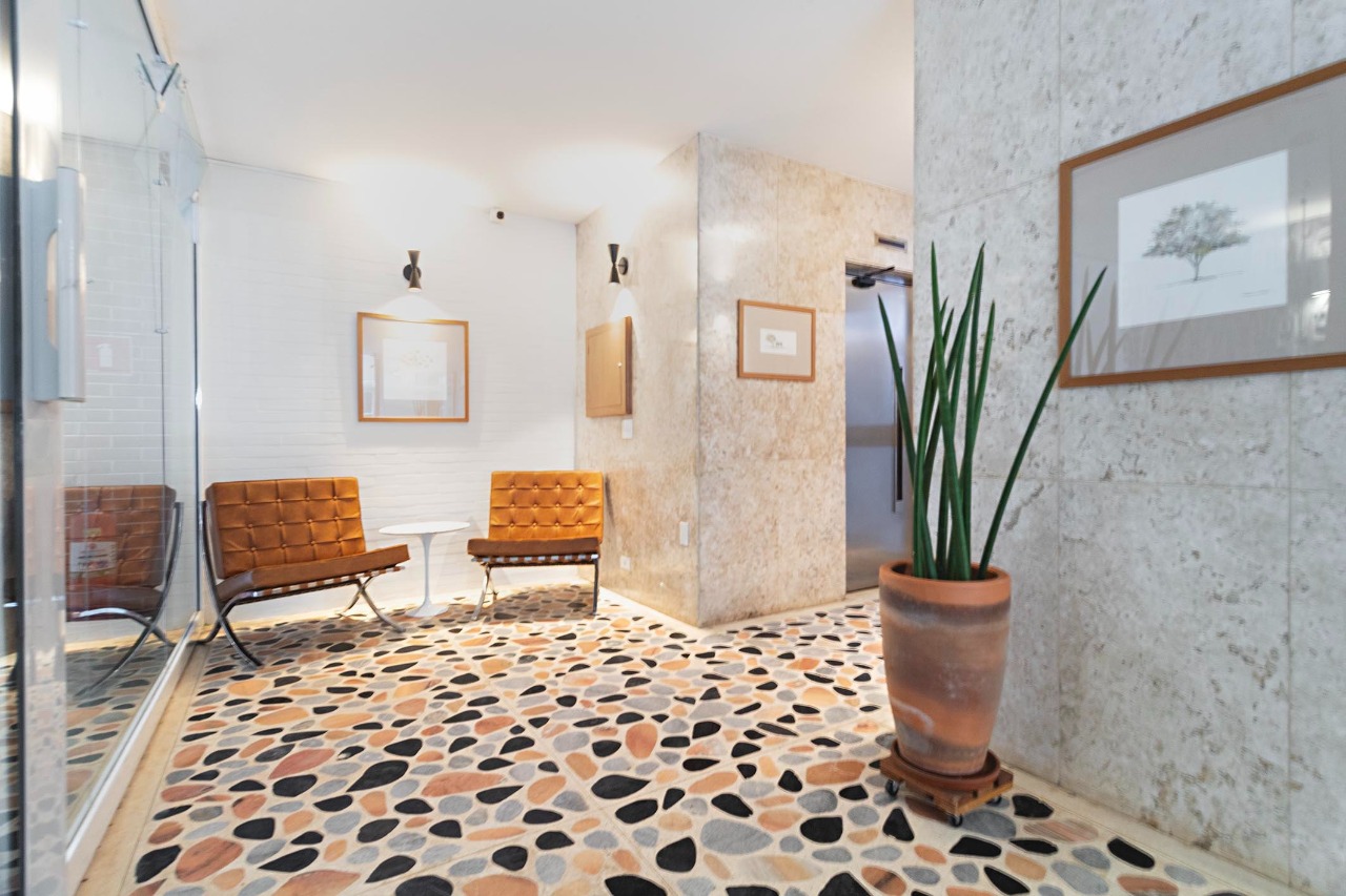 Apartamento reformado em edifício assinado por David Libeskind – AP4485