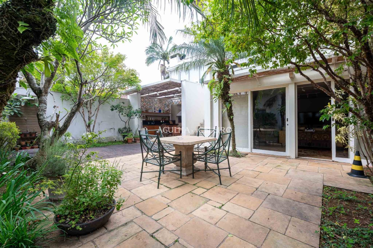 Casa com jardim à venda no Jardim Paulista. – 17388