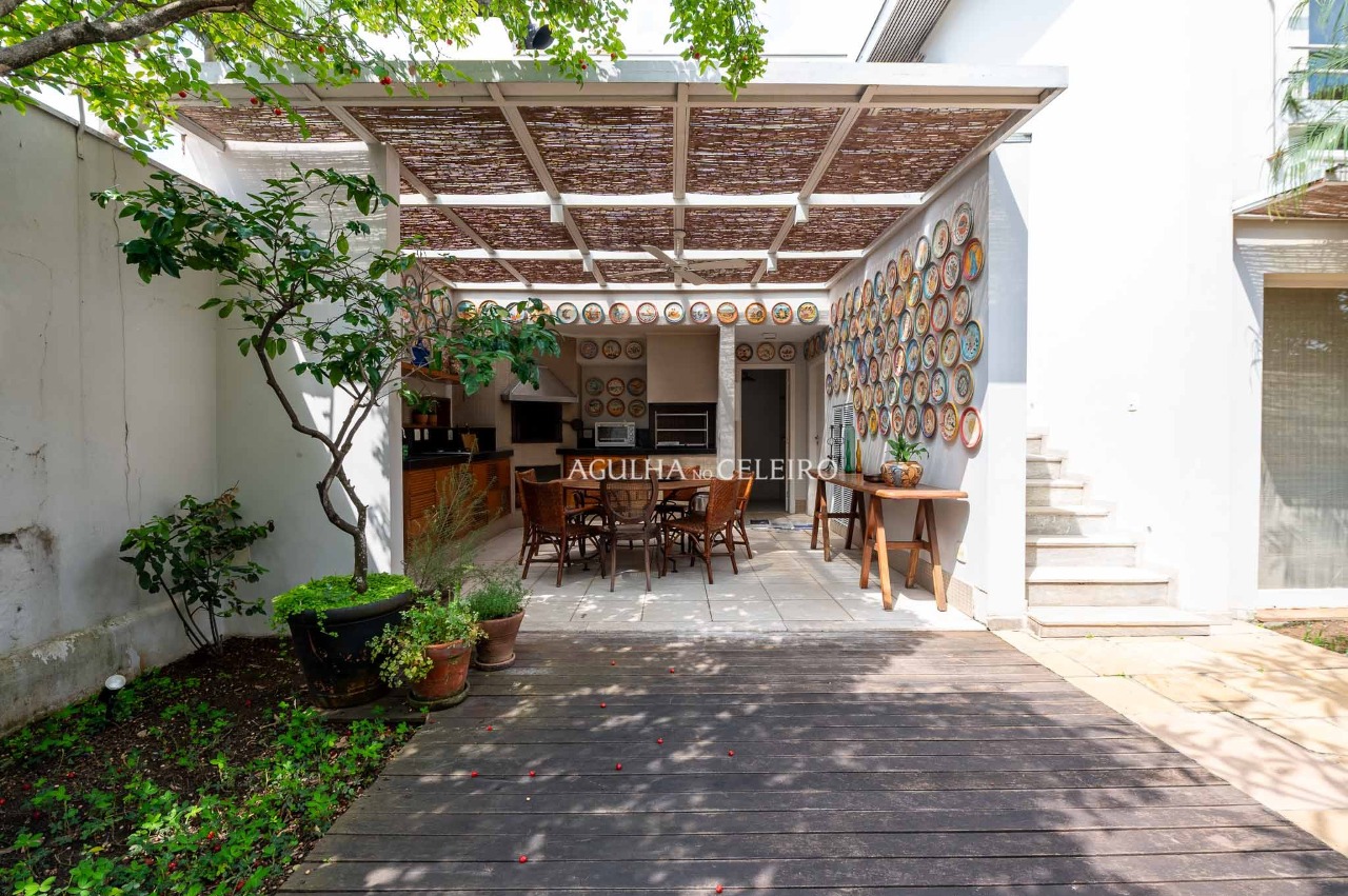 Casa com jardim à venda no Jardim Paulista. – 17388