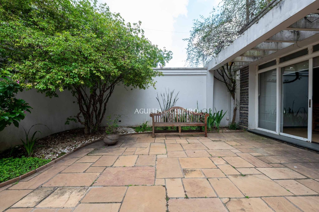 Casa com jardim à venda no Jardim Paulista. – 17388