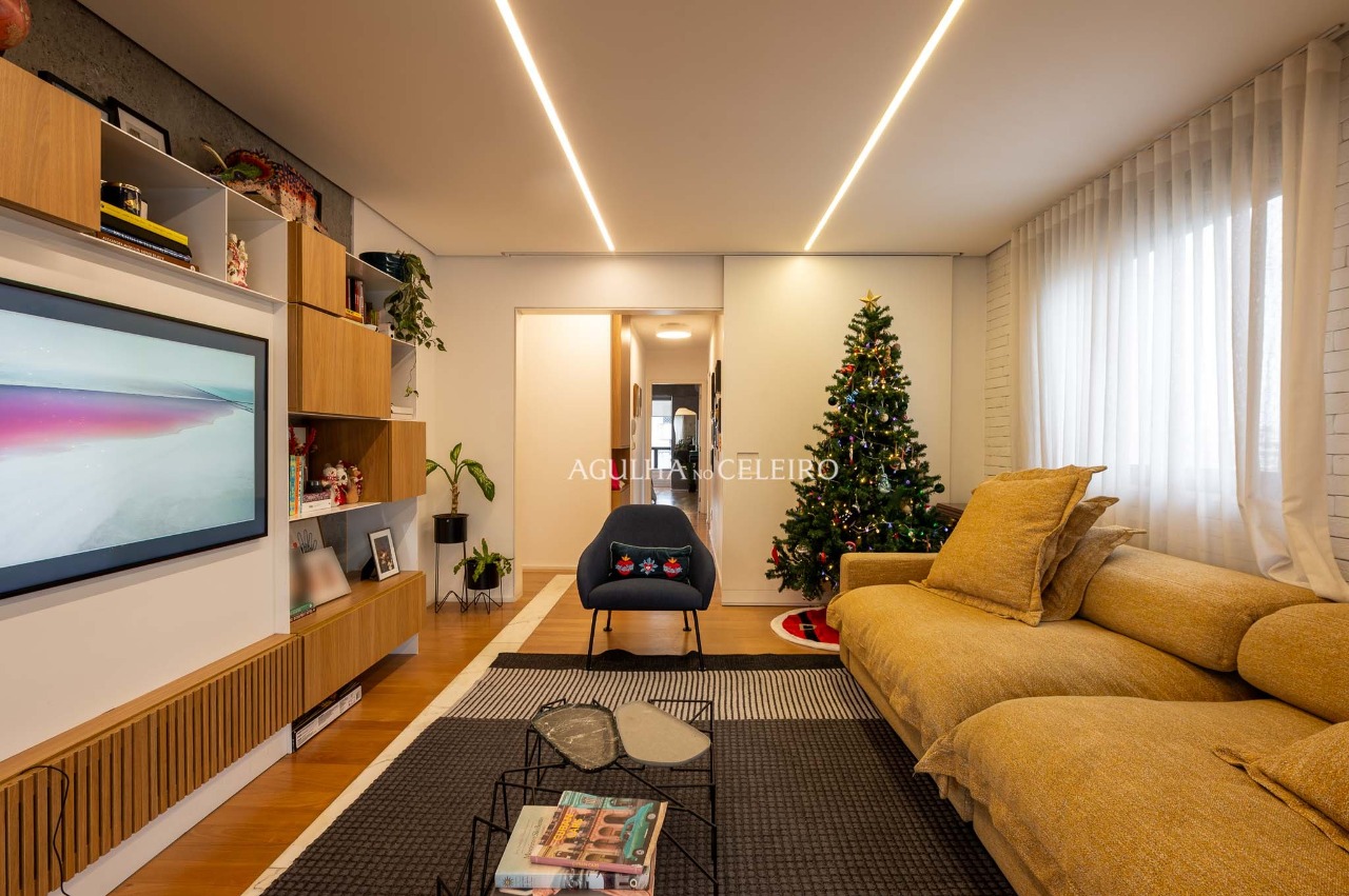 Apartamento com reforma diferenciada em Moema – 20740