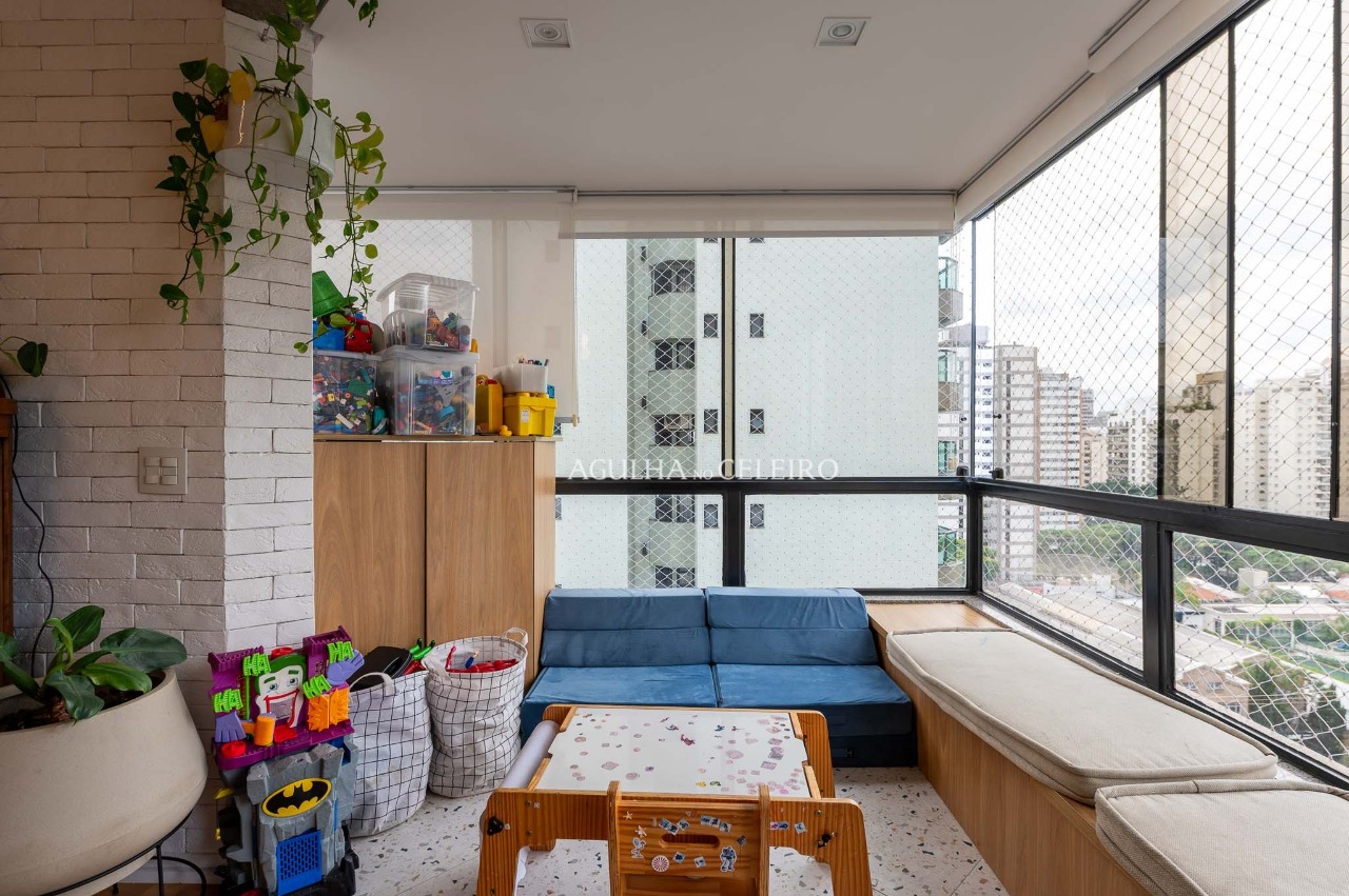 Apartamento com reforma diferenciada em Moema – 20740