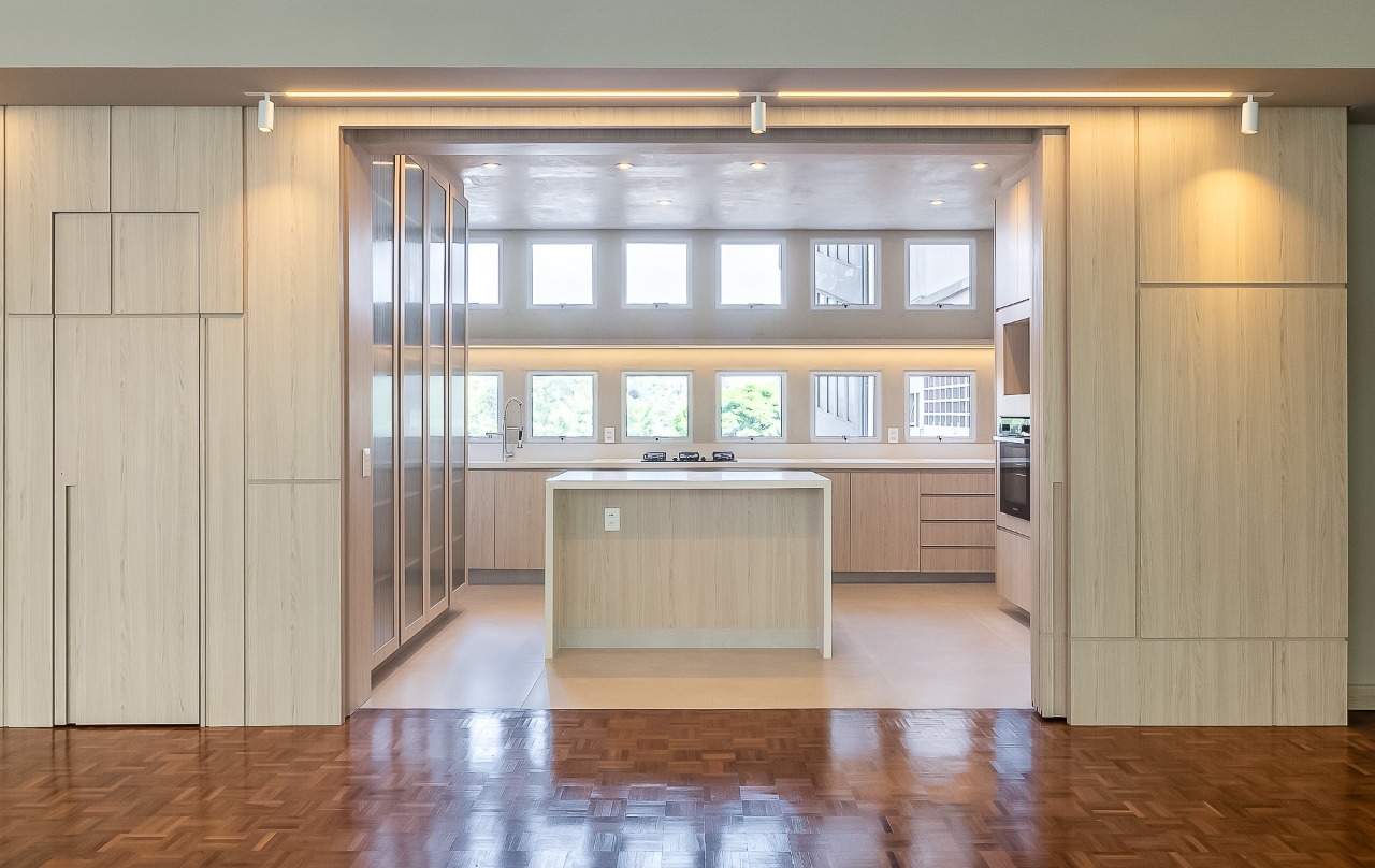 Apartamento amplo com planta excepcional, pé direito alto e muita luz natural, no Jardim América – 20901