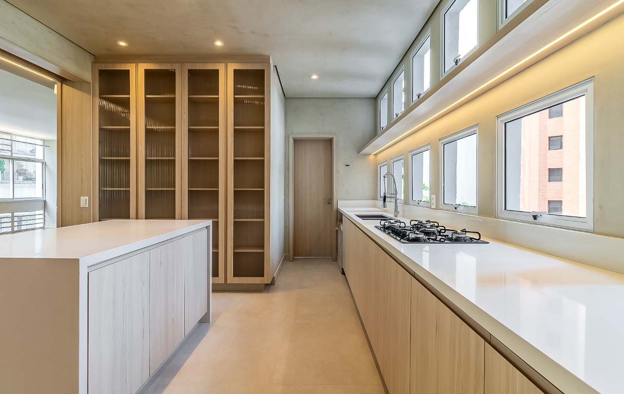 Apartamento amplo com planta excepcional, pé direito alto e muita luz natural, no Jardim América – 20901