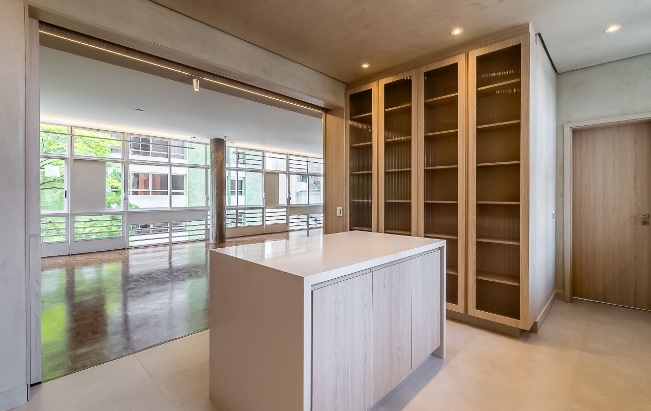 Apartamento amplo com planta excepcional, pé direito alto e muita luz natural, no Jardim América – 20901