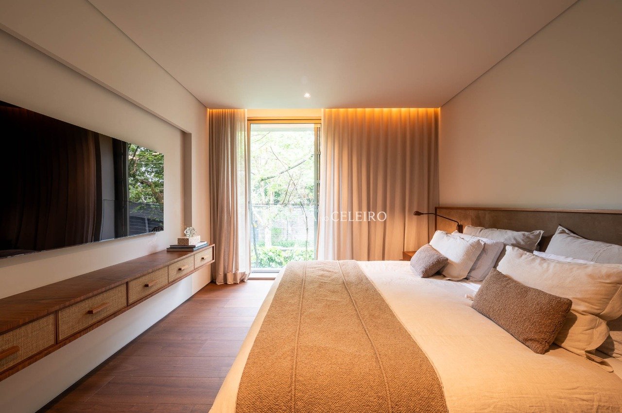 Apartamento mobiliado em edificio assinado por Marcio Kogan à venda no Jardim Guedala. – 21131