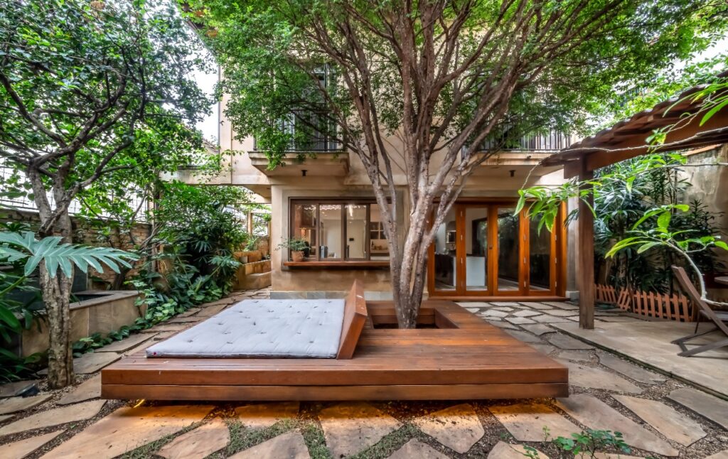 Casa de vila reformada com jardim e solarium em rua tranquila, no miolo da Vila Madalena. – 21624