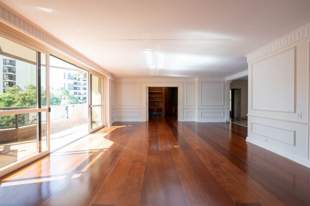 Duplex de 540 m² com atmosfera de casa em um dos endereços mais desejados do Real Parque – 22267
