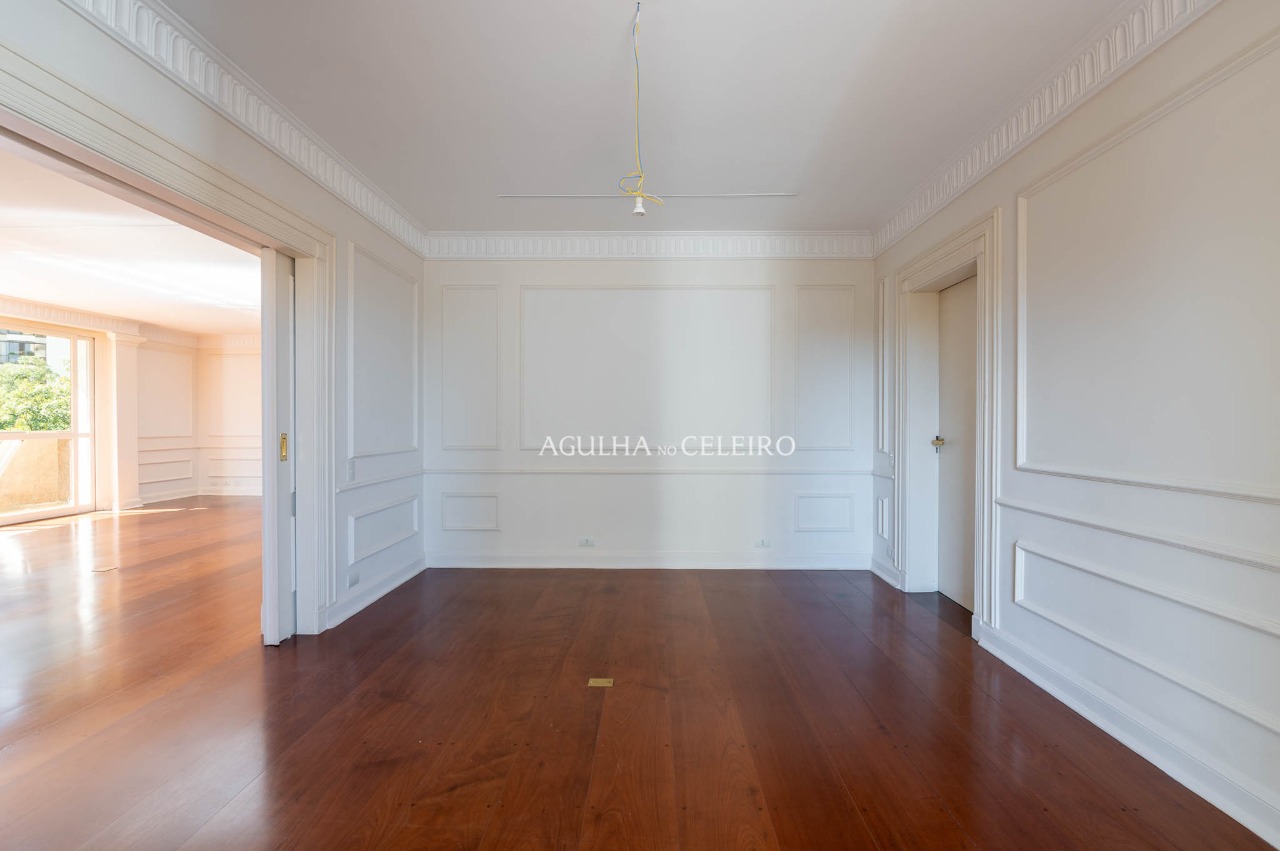 Duplex de 540 m² com atmosfera de casa em um dos endereços mais desejados do Real Parque – 22267