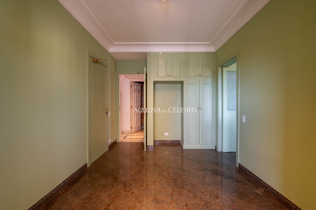 Duplex de 540 m² com atmosfera de casa em um dos endereços mais desejados do Real Parque – 22267