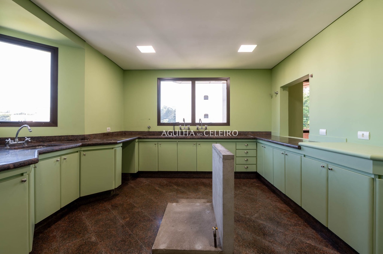 Duplex de 540 m² com atmosfera de casa em um dos endereços mais desejados do Real Parque – 22267
