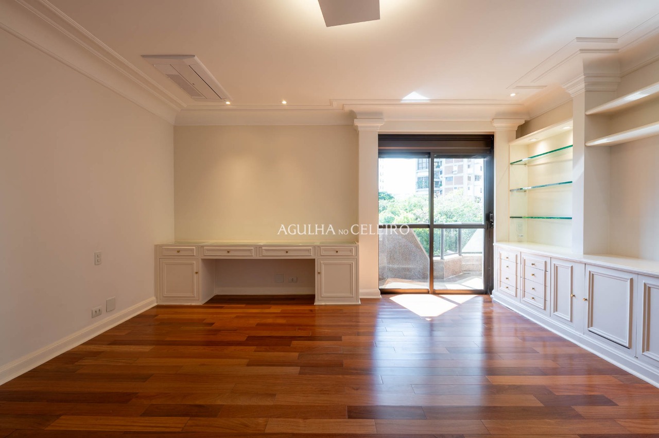 Duplex de 540 m² com atmosfera de casa em um dos endereços mais desejados do Real Parque – 22267