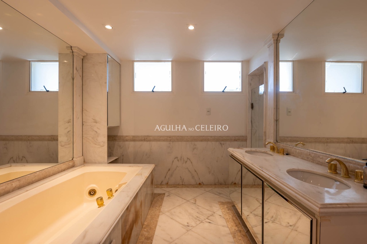 Duplex de 540 m² com atmosfera de casa em um dos endereços mais desejados do Real Parque – 22267