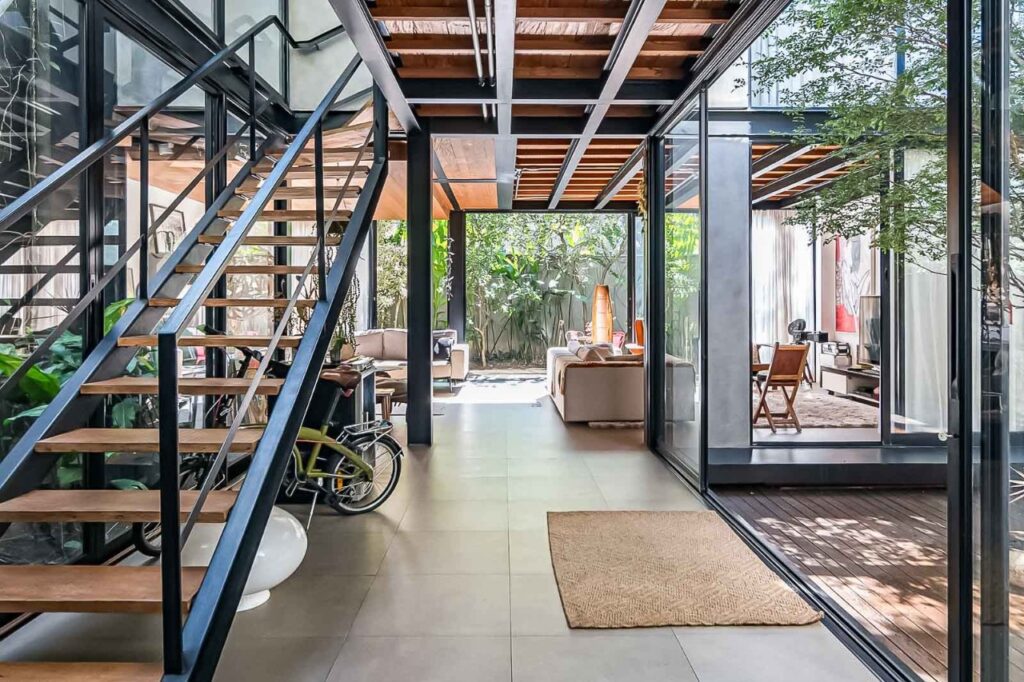 Casa no Jardim Luzitânia cheia de luz e jardim com jabuticabeira. A passos do Parque Ibirapuera. – 22451