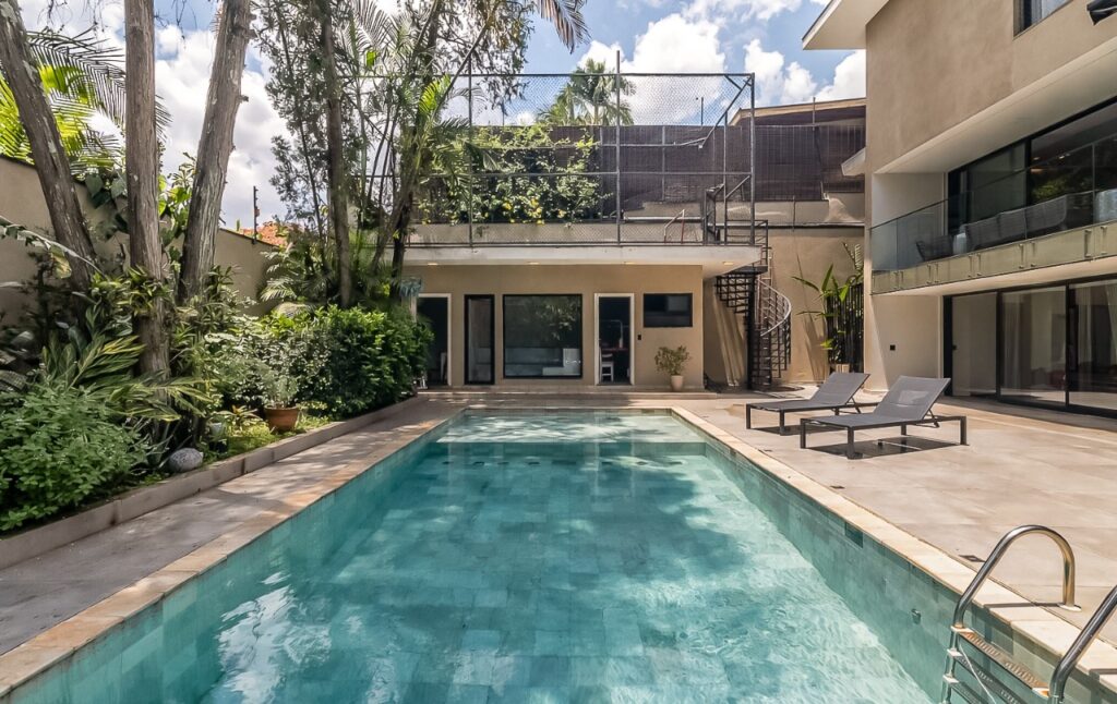 Casa com muita área verde, espaços generosos e clima de tranquilidade, no bairro Cidade Jardim. – 22469